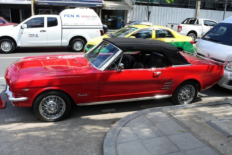トンローで見かけたフォードの旧車 オープンカー タイのバンコクで同棲生活